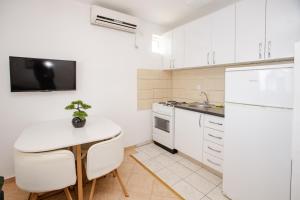 Kuchyň nebo kuchyňský kout v ubytování Aleksandra Apartments Utjeha