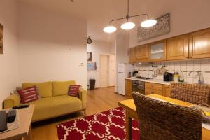 Η κουζίνα ή μικρή κουζίνα στο Piazza Oberdan-Carducci Elegant Apartment