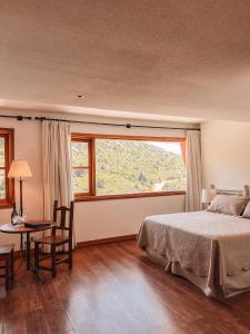 Cama ou camas em um quarto em Hotel Catedral Ski & Wellness