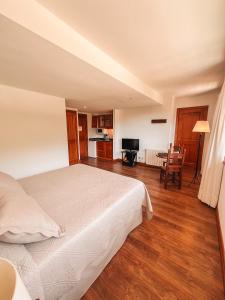 Cama ou camas em um quarto em Hotel Catedral Ski & Wellness mais 37 fotos