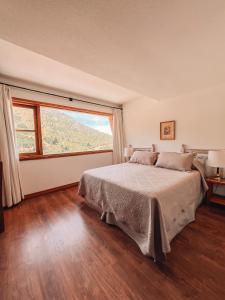 Cama ou camas em um quarto em Hotel Catedral Ski & Wellness