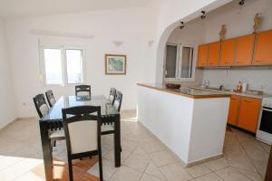 Kuchyň nebo kuchyňský kout v ubytování Aleksandra Apartments Utjeha