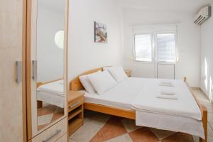 Postel nebo postele na pokoji v ubytování Aleksandra Apartments Utjeha