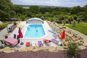 an overhead view of a swimming pool with chairs and umbrellas at Bretagne FeWo Hortensia für 2 Personen, no Kids in Loperhet