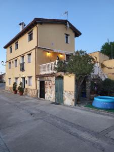 Mirador de Cerrato في بالينثيا: مبنى امامه فريسبي ازرق