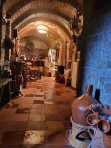 Mirador de Cerrato في بالينثيا: غرفة مع ممر حجري مع مزهرية