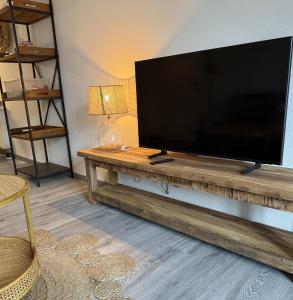 a flat screen tv sitting on top of a wooden table at Amalie Genusskult in Speyer