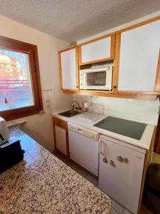 Kuchyň nebo kuchyňský kout v ubytování Appartement Chalets du Pounant + 42 fotografií