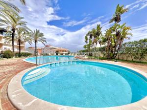een groot zwembad met palmbomen op de achtergrond bij Albufeira Modern 6 With Pool by Homing in Vale de Pedras