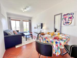 een woonkamer met een tafel met fruit erop bij Albufeira Modern 6 With Pool by Homing in Vale de Pedras