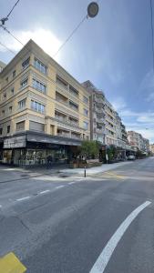 an empty street in front of a large building at Montreux centre ville lac appartement in Montreux +20 photos