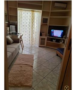 TV a/nebo společenská místnost v ubytování Άρτεμις