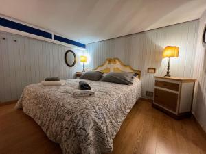 Un dormitorio con una cama grande con una colcha blanca. en Portofino - "La Casa della Nicco" - Liguria Holidays, en Portofino