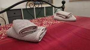 zwei Handtücher liegen auf einem Bett in der Unterkunft Casa Emma in San Nicola Arcella