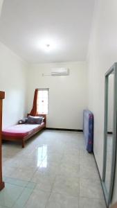 Ένα ή περισσότερα κρεβάτια σε δωμάτιο στο Omah Kurnia