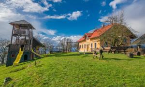 Κήπος έξω από το Pri Lazarju Farm Stay