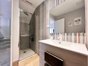 un baño con lavabo y ducha en Regimiento 2, center, new, quite, parking on request, RG, en Málaga 24 fotos más