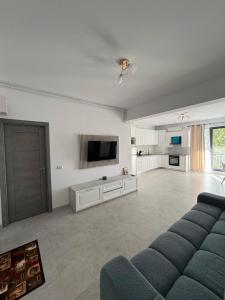a living room with a couch and a tv at Sea Breeze Residence 2 in Mamaia Nord