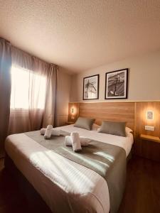 Postel nebo postele na pokoji v ubytování LE M HOTEL & SPA HONFLEUR