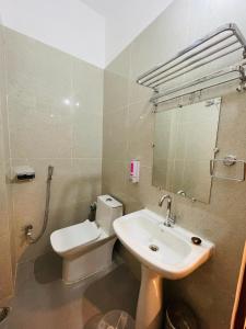 a bathroom with a sink and a toilet and a mirror at Hotel shree park in Faizābād
