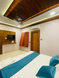 a bedroom with a bed and a tv on the ceiling at Hotel shree park in Faizābād
