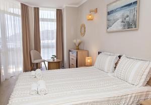 Ένα ή περισσότερα κρεβάτια σε δωμάτιο στο Seaside Bliss- Elegant 1BD with Stunning View by Flat Mаnager