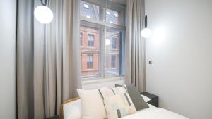 Postel nebo postele na pokoji v ubytování Chicago by The Heim Residences