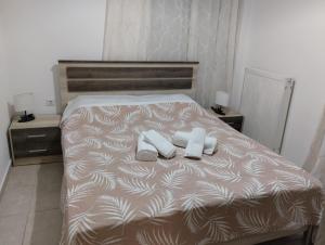 A bed or beds in a room at Eirinis home