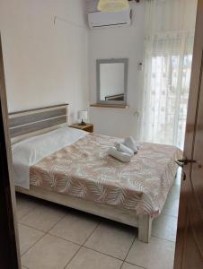 A bed or beds in a room at Eirinis home