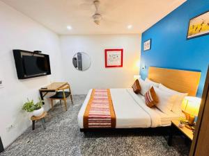 TV a/nebo společenská místnost v ubytování Fabstay La Serene Punjabi Bagh + 28 fotografií