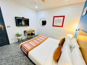TV a/nebo společenská místnost v ubytování Fabstay La Serene Punjabi Bagh