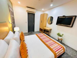 TV a/nebo společenská místnost v ubytování Fabstay La Serene Punjabi Bagh