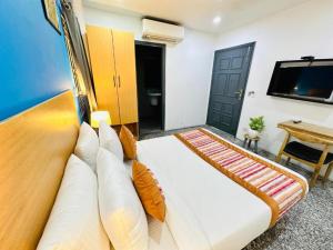 TV a/nebo společenská místnost v ubytování Fabstay La Serene Punjabi Bagh