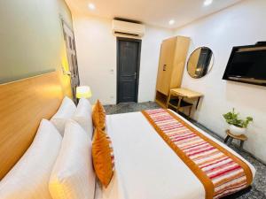 Postel nebo postele na pokoji v ubytování Fabstay La Serene Punjabi Bagh