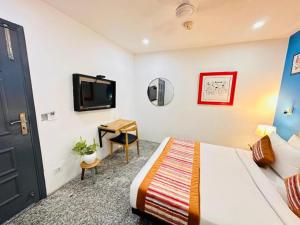 TV a/nebo společenská místnost v ubytování Fabstay La Serene Punjabi Bagh