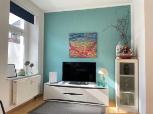 TV a/nebo společenská místnost v ubytování Gemütliches Apartment, Seenähe, WM, WLAN, Balkon