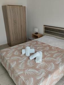 A bed or beds in a room at Eirinis home
