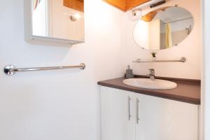 a bathroom with a sink and a mirror at Maison Familiale moderne 5p in Sainte Anne d'Auray  +15 photos