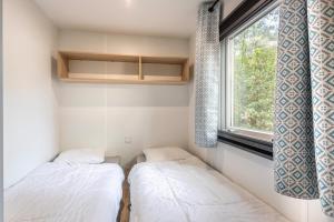 Ένα ή περισσότερα κρεβάτια σε δωμάτιο στο Mobil Home 150 +20 φωτογραφίες