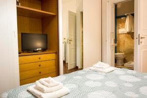 Una cama o camas en una habitación de Richard & Lulù in Rome 10 fotos más