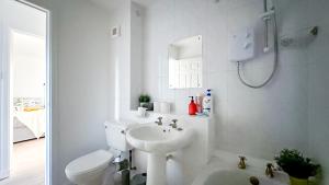 Ένα μπάνιο στο Cosy stylish Duntocher flat near Glasgow +23 φωτογραφίες