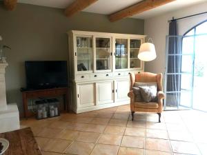 TV a/nebo společenská místnost v ubytování Maison Roquebeauresse - Piscine privée