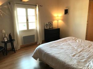 Postel nebo postele na pokoji v ubytování Maison Roquebeauresse - Piscine privée + 11 fotografií