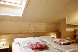 - une chambre mansardée avec 2 lits blancs dans l'établissement ALPINE LOFT - Residence Veronza con piscina, Dolomiti Affitti, à Cavalese