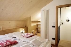 une chambre avec deux lits dans un grenier dans l'établissement ALPINE LOFT - Residence Veronza con piscina, Dolomiti Affitti, à Cavalese 48 autres photos