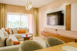 TV/Unterhaltungsangebot in der Unterkunft Luxury 2BD in Prestigia Jade with Pool and Golf View