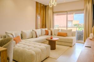 Ein Sitzbereich in der Unterkunft Luxury 2BD in Prestigia Jade with Pool and Golf View