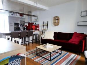 a living room with a couch and a table at Euréka SAint Gilles Croix de Vie in Encheur