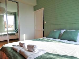 a bedroom with a bed with towels on it at Euréka SAint Gilles Croix de Vie in Encheur