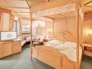 Postel nebo postele na pokoji v ubytování Hotel Magdalena Mayrhofen